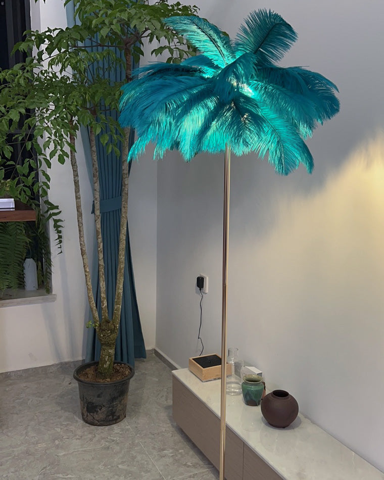 Lampadaire plumeux avec plateau intégré.  Éclairage ambiance chaleureux. Design palmier élégant et fonctionnel.