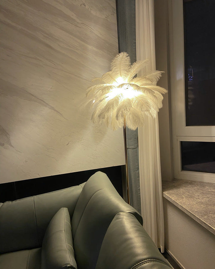 Lampadaire plumeux avec plateau intégré.  Éclairage ambiance chaleureux. Design palmier élégant et fonctionnel.