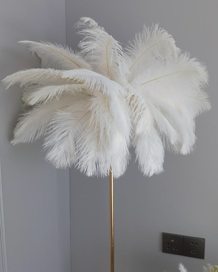 Lampadaire plumeux avec plateau intégré.  Éclairage ambiance chaleureux. Design palmier élégant et fonctionnel.