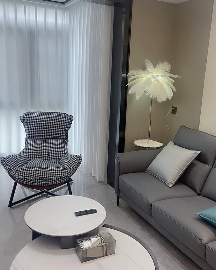 Lampadaire plumeux avec plateau intégré.  Éclairage ambiance chaleureux. Design palmier élégant et fonctionnel.