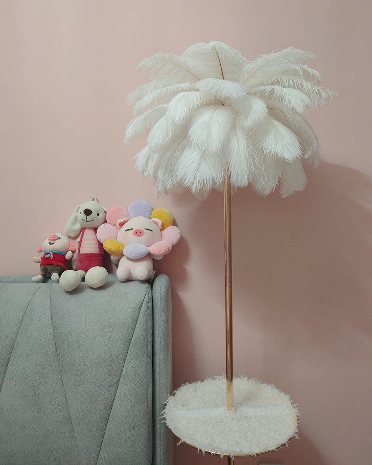 Lampadaire plumeux avec plateau intégré.  Éclairage ambiance chaleureux. Design palmier élégant et fonctionnel.