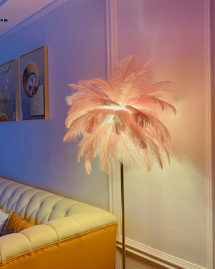 Lampadaire plumeux avec plateau intégré.  Éclairage ambiance chaleureux. Design palmier élégant et fonctionnel.