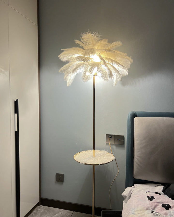 Lampadaire plumeux avec plateau intégré.  Éclairage ambiance chaleureux. Design palmier élégant et fonctionnel.