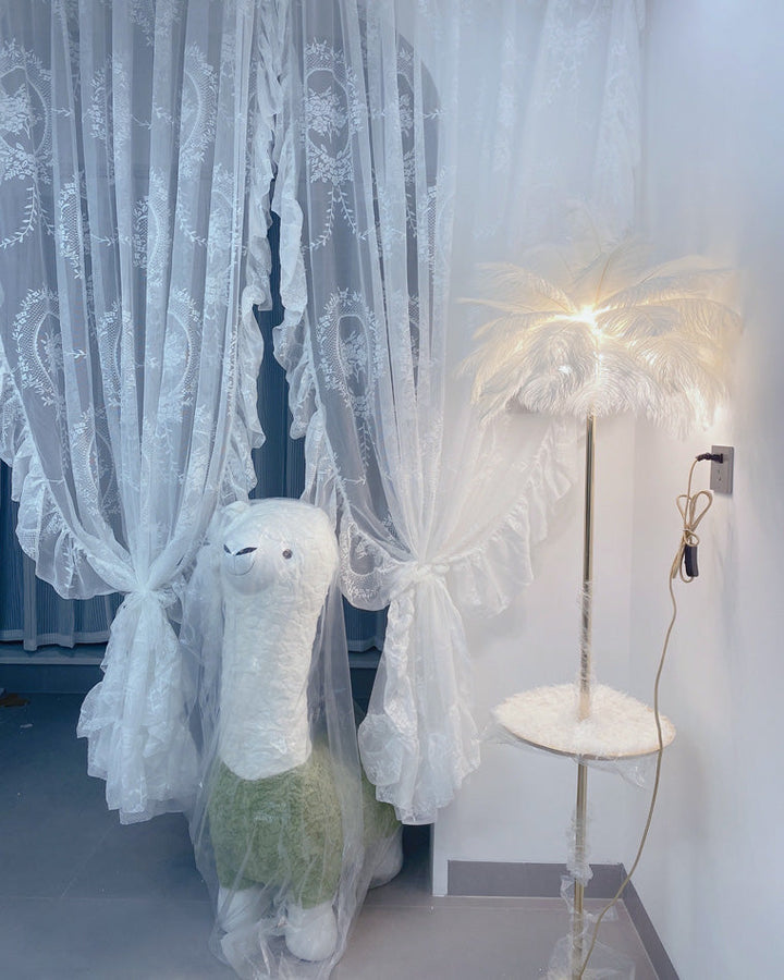 Lampadaire plumeux avec plateau intégré.  Éclairage ambiance chaleureux. Design palmier élégant et fonctionnel.