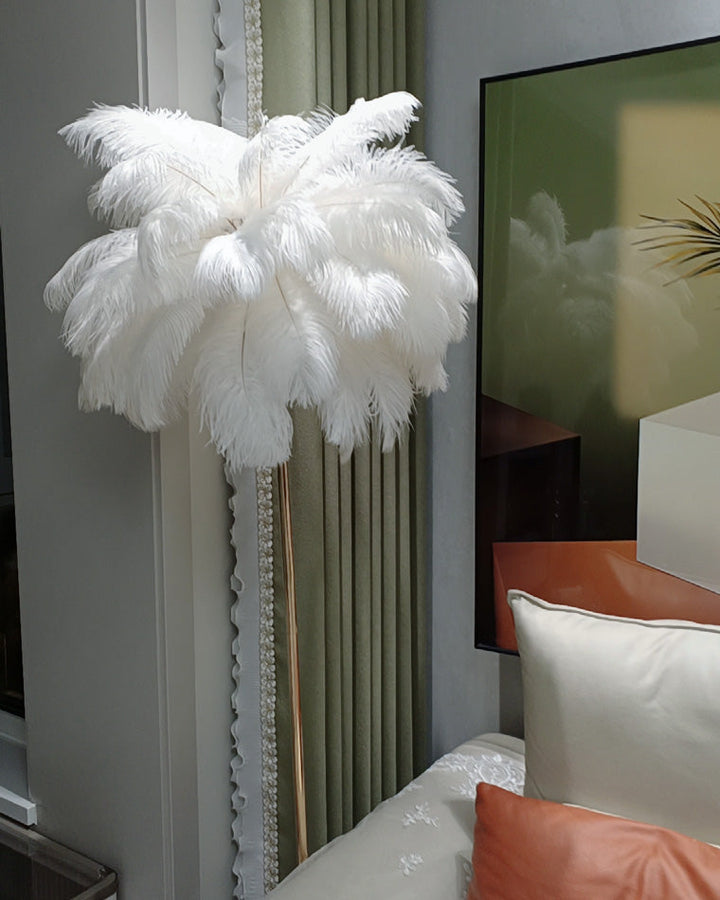 Lampadaire plumeux avec plateau intégré.  Éclairage ambiance chaleureux. Design palmier élégant et fonctionnel.