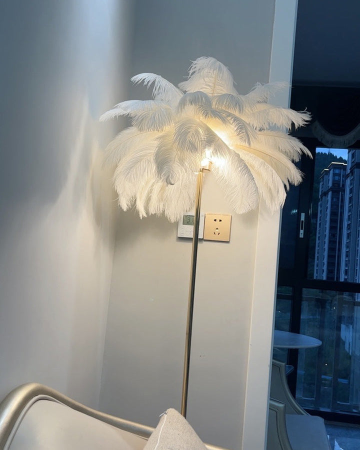 Lampadaire plumeux avec plateau intégré.  Éclairage ambiance chaleureux. Design palmier élégant et fonctionnel.