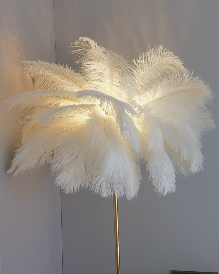 Lampadaire plumeux avec plateau intégré.  Éclairage ambiance chaleureux. Design palmier élégant et fonctionnel.