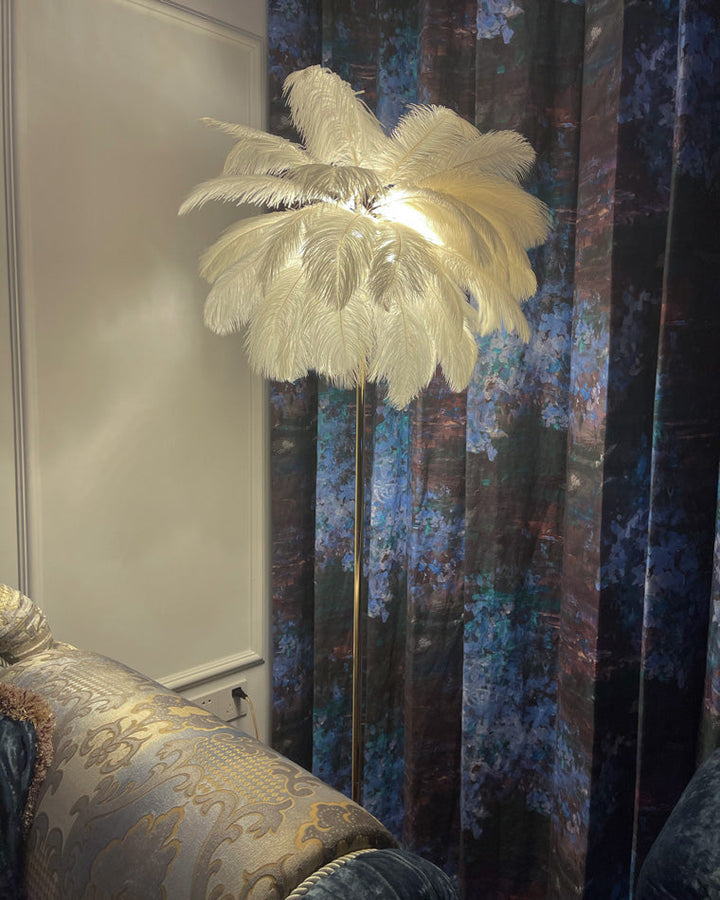 Lampadaire plumeux avec plateau intégré.  Éclairage ambiance chaleureux. Design palmier élégant et fonctionnel.