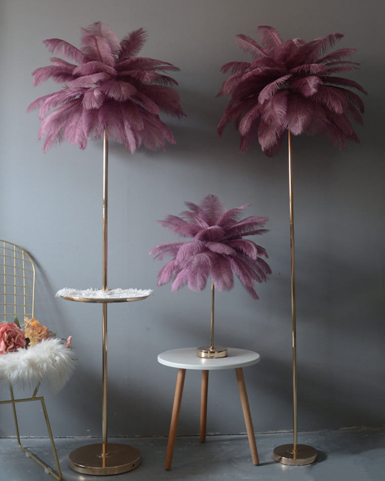 Lampadaire plumeux avec plateau intégré.  Éclairage ambiance chaleureux. Design palmier élégant et fonctionnel.