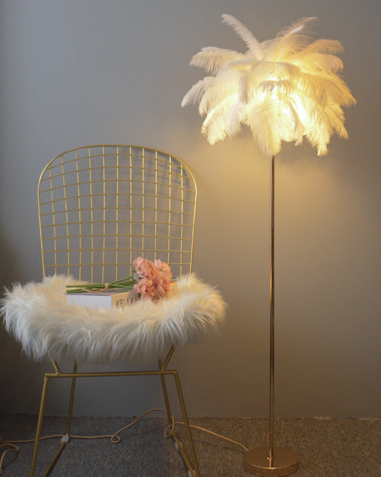Lampadaire plumeux avec plateau intégré.  Éclairage ambiance chaleureux. Design palmier élégant et fonctionnel.