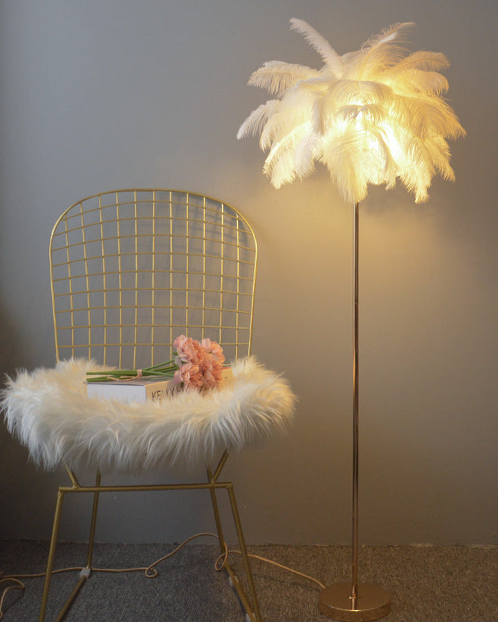 Lampadaire plumeux avec plateau intégré.  Éclairage ambiance chaleureux. Design palmier élégant et fonctionnel.