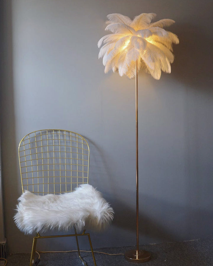 Lampadaire plumeux avec plateau intégré.  Éclairage ambiance chaleureux. Design palmier élégant et fonctionnel.