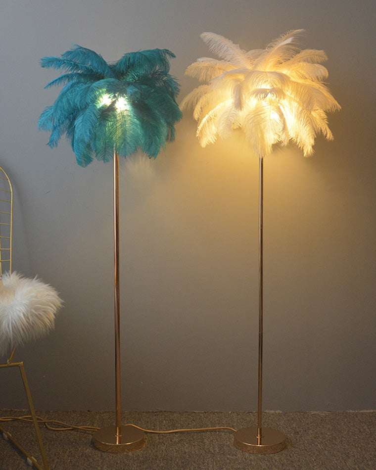Lampadaire plumeux avec plateau intégré.  Éclairage ambiance chaleureux. Design palmier élégant et fonctionnel.
