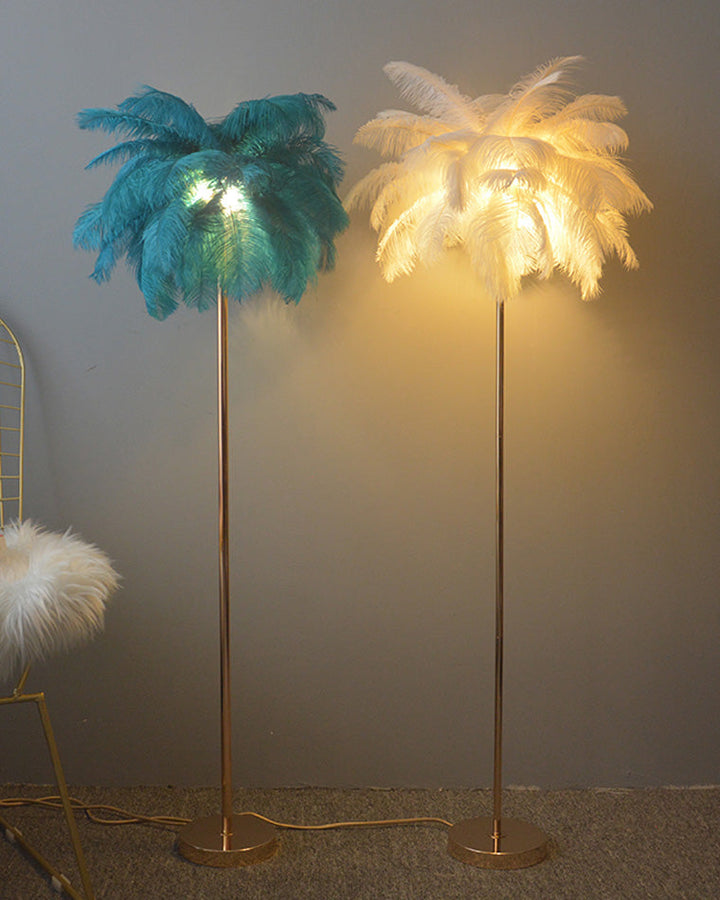 Lampadaire plumeux avec plateau intégré.  Éclairage ambiance chaleureux. Design palmier élégant et fonctionnel.