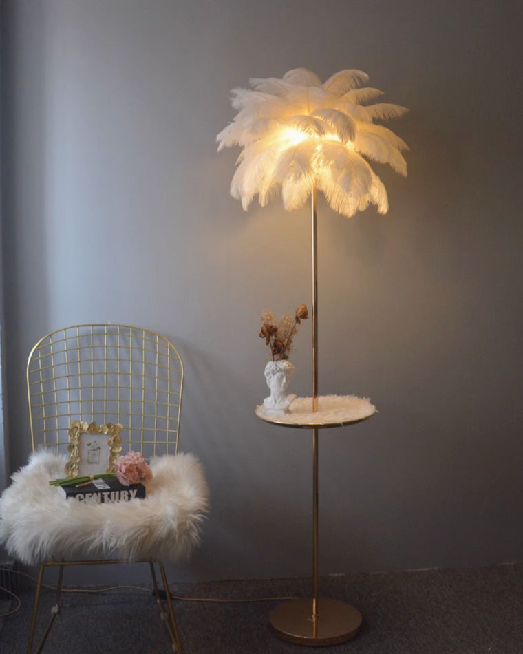 Lampadaire plumeux avec plateau intégré.  Éclairage ambiance chaleureux. Design palmier élégant et fonctionnel.