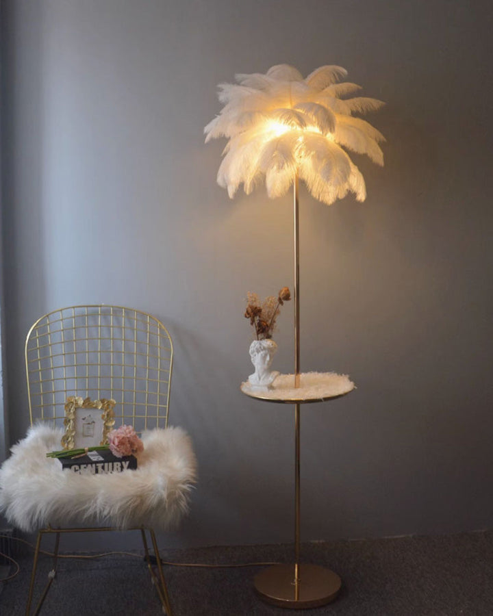 Lampadaire plumeux avec plateau intégré.  Éclairage ambiance chaleureux. Design palmier élégant et fonctionnel.