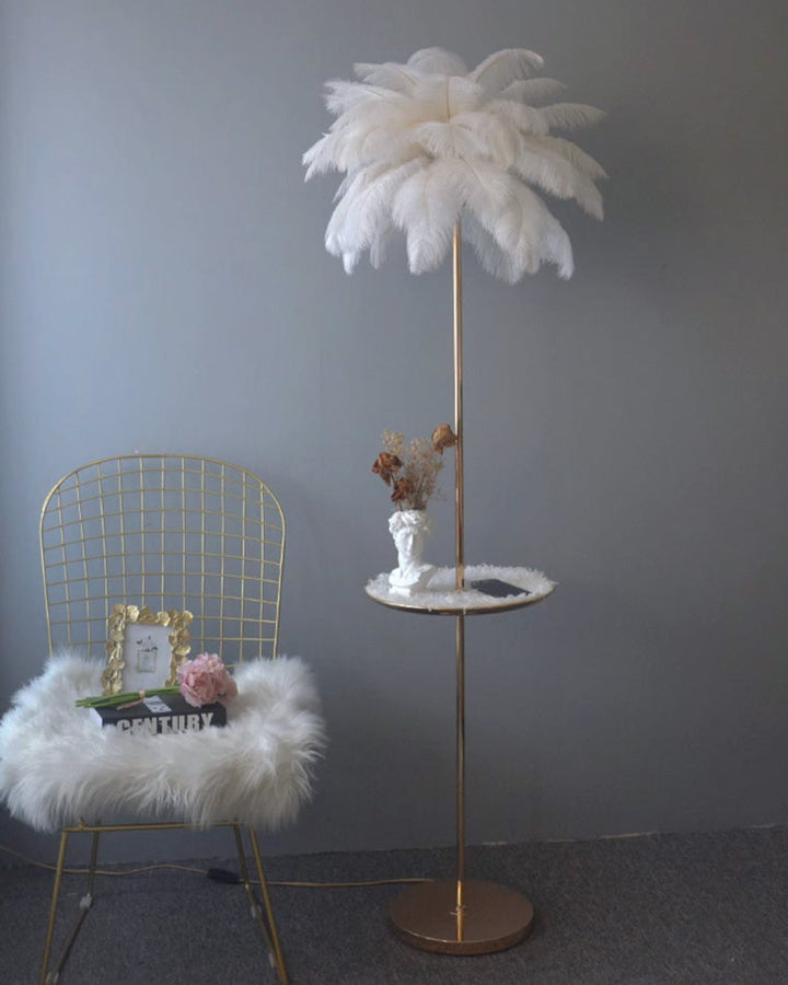 Lampadaire plumeux avec plateau intégré.  Éclairage ambiance chaleureux. Design palmier élégant et fonctionnel.
