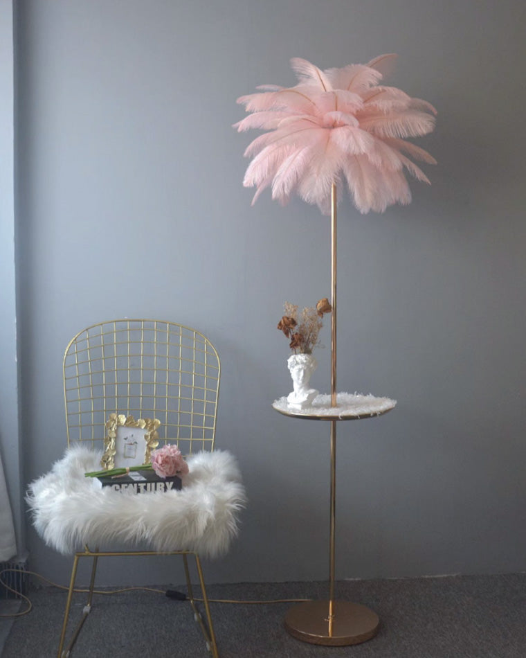 Lampadaire plumeux avec plateau intégré.  Éclairage ambiance chaleureux. Design palmier élégant et fonctionnel.