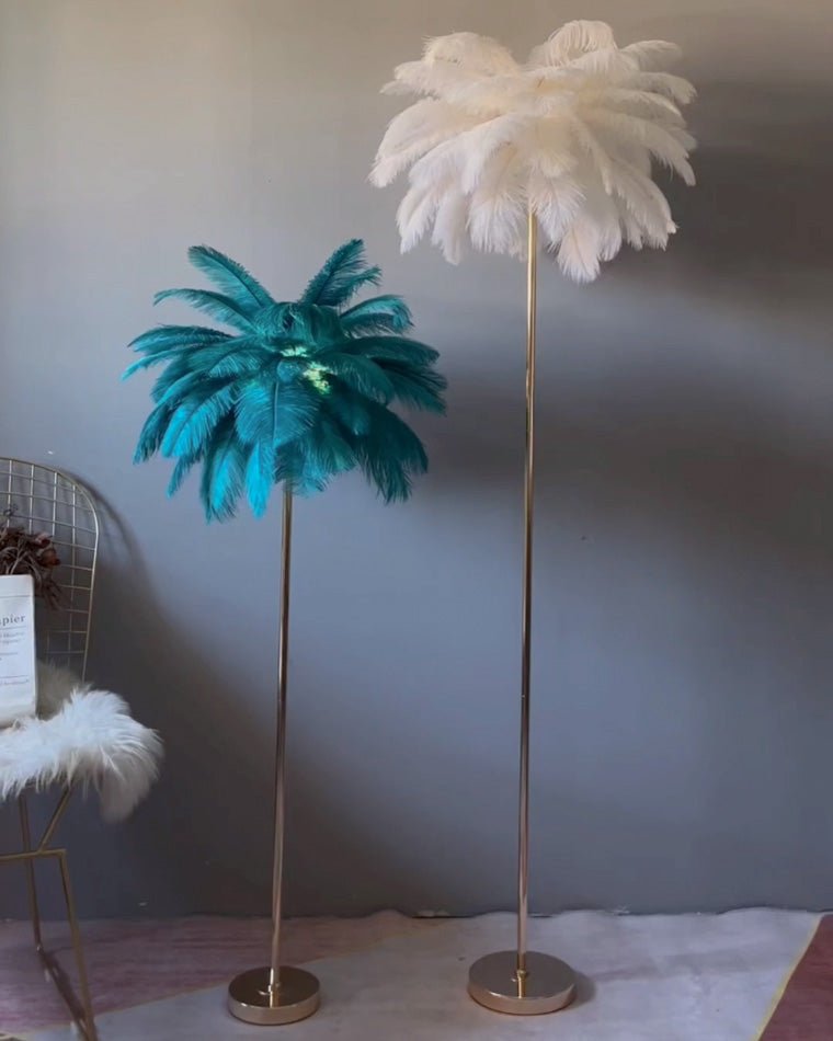 Lampadaire plumeux avec plateau intégré.  Éclairage ambiance chaleureux. Design palmier élégant et fonctionnel.