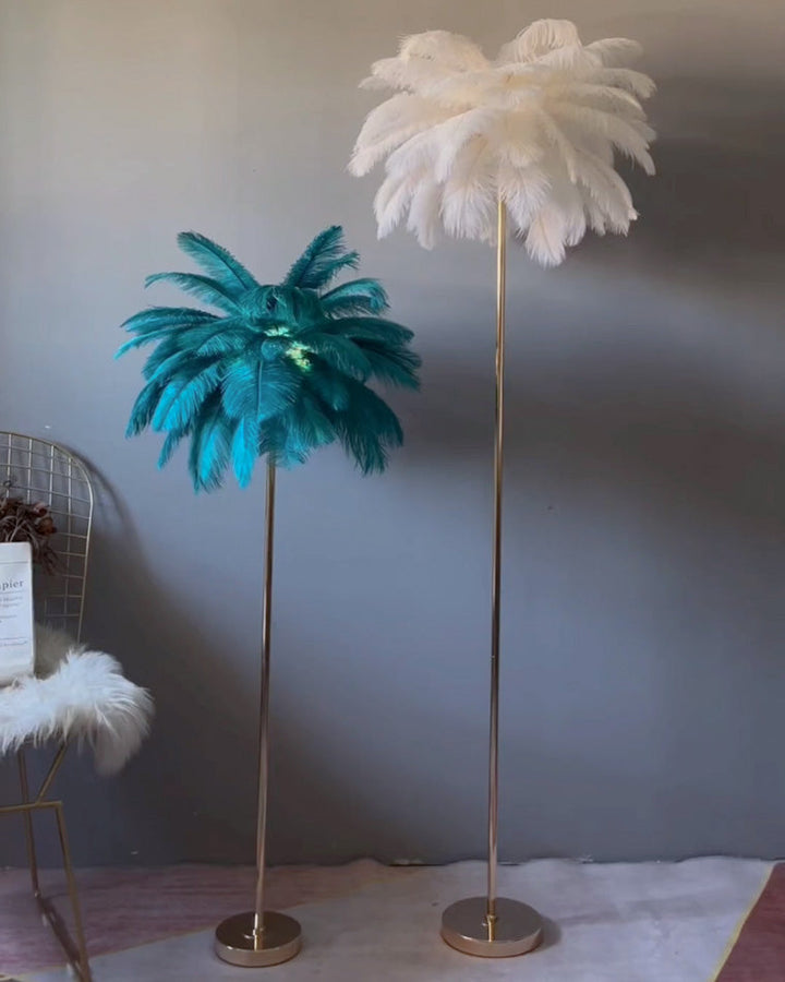 Lampadaire plumeux avec plateau intégré.  Éclairage ambiance chaleureux. Design palmier élégant et fonctionnel.