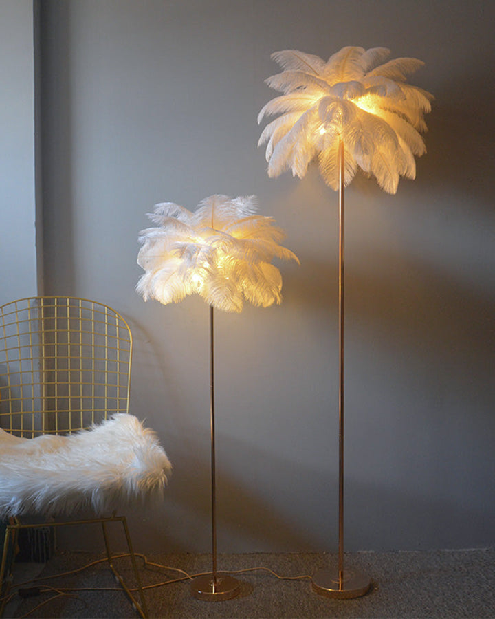 Lampadaire plumeux avec plateau intégré.  Éclairage ambiance chaleureux. Design palmier élégant et fonctionnel.