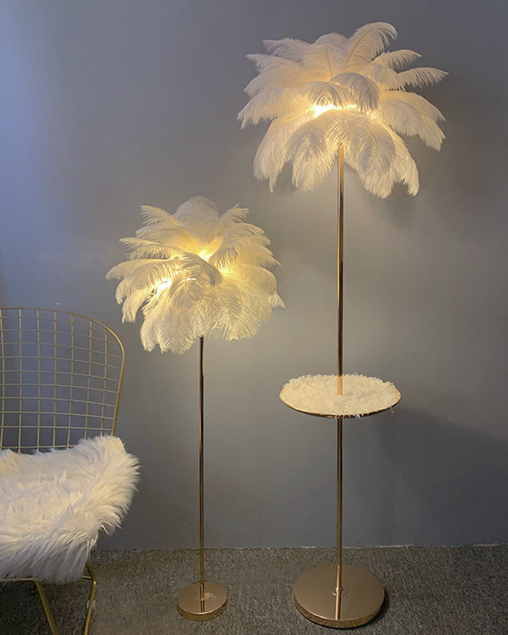 Lampadaire plumeux avec plateau intégré.  Éclairage ambiance chaleureux. Design palmier élégant et fonctionnel.