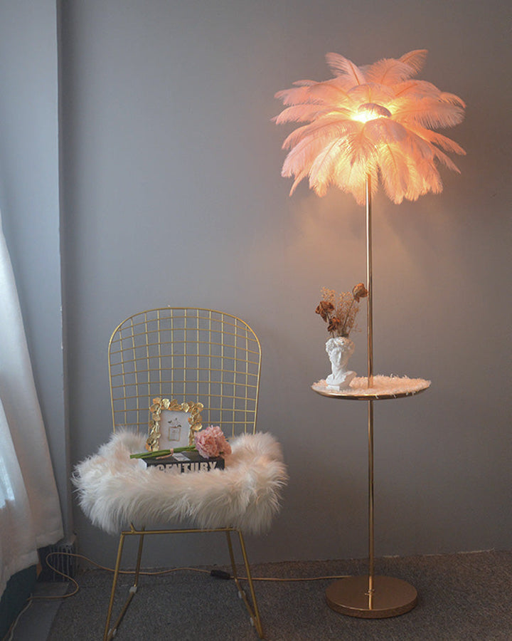 Lampadaire plumeux avec plateau intégré.  Éclairage ambiance chaleureux. Design palmier élégant et fonctionnel.