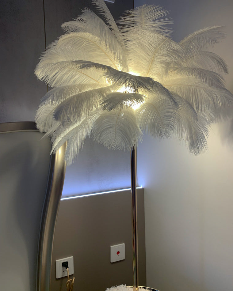 Lampadaire plumeux avec plateau intégré.  Éclairage ambiance chaleureux. Design palmier élégant et fonctionnel.
