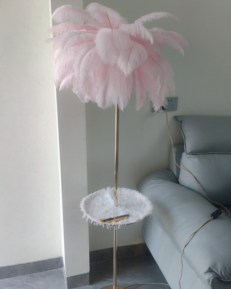 Lampadaire plumeux avec plateau intégré.  Éclairage ambiance chaleureux. Design palmier élégant et fonctionnel.