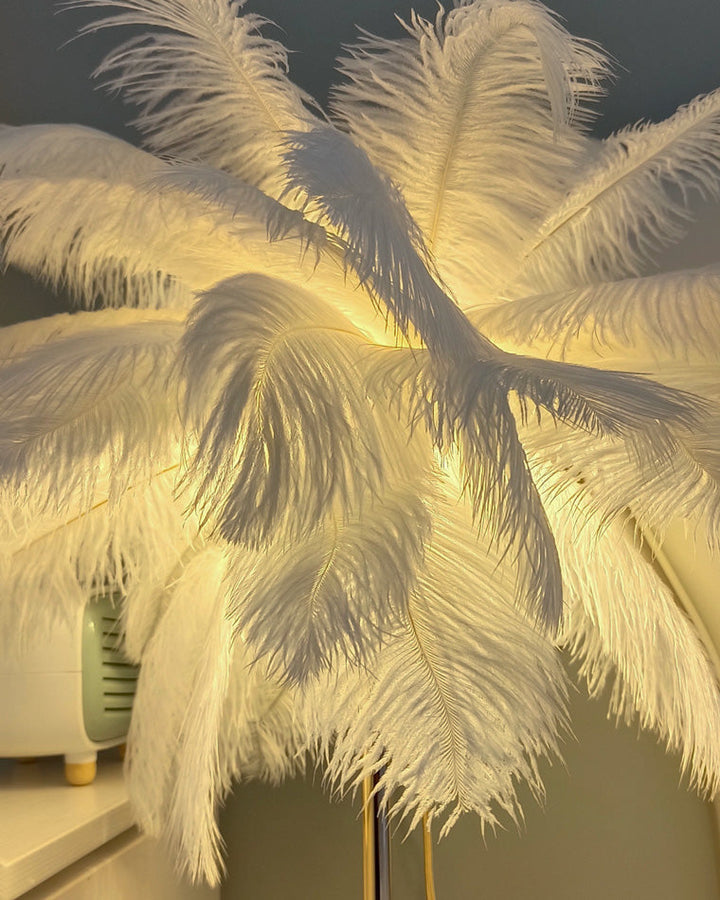 Lampadaire plumeux avec plateau intégré.  Éclairage ambiance chaleureux. Design palmier élégant et fonctionnel.