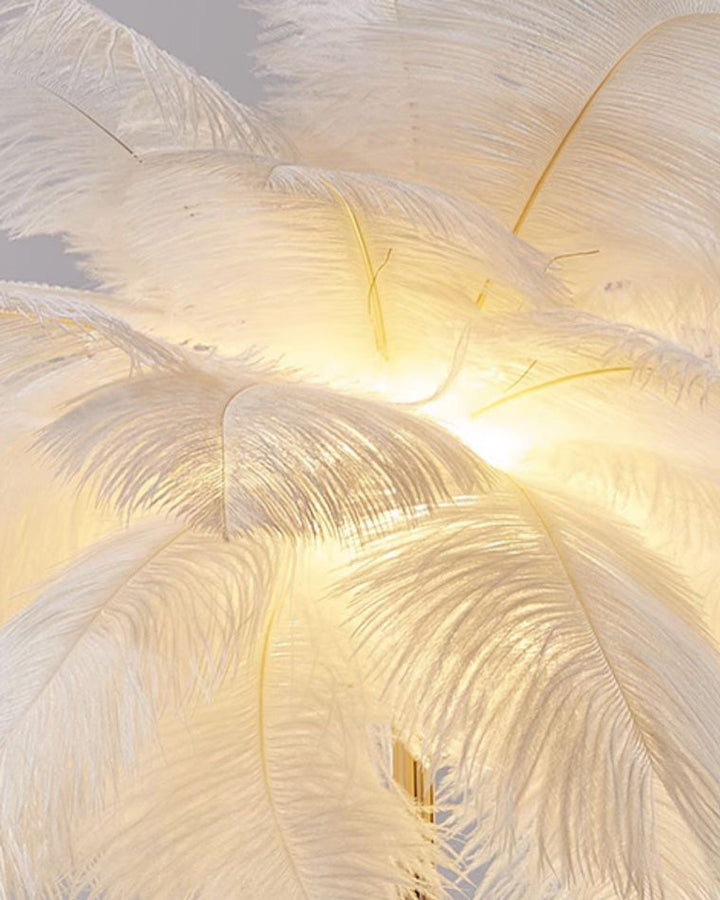 Lampadaire plumeux avec plateau intégré.  Éclairage ambiance chaleureux. Design palmier élégant et fonctionnel.