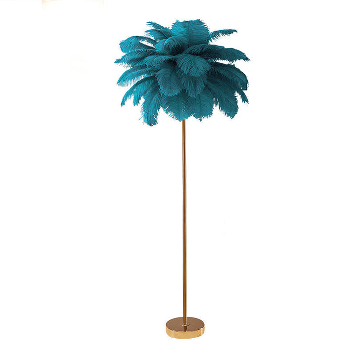 Lampadaire plumeux avec plateau intégré.  Éclairage ambiance chaleureux. Design palmier élégant et fonctionnel.
