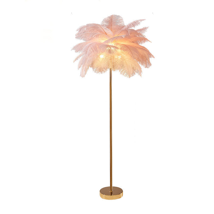 Lampadaire plumeux avec plateau intégré.  Éclairage ambiance chaleureux. Design palmier élégant et fonctionnel.