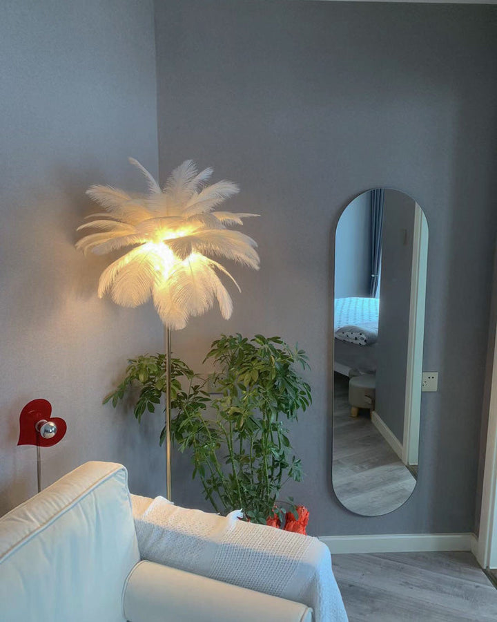 Lampadaire plumeux avec plateau intégré.  Éclairage ambiance chaleureux. Design palmier élégant et fonctionnel.