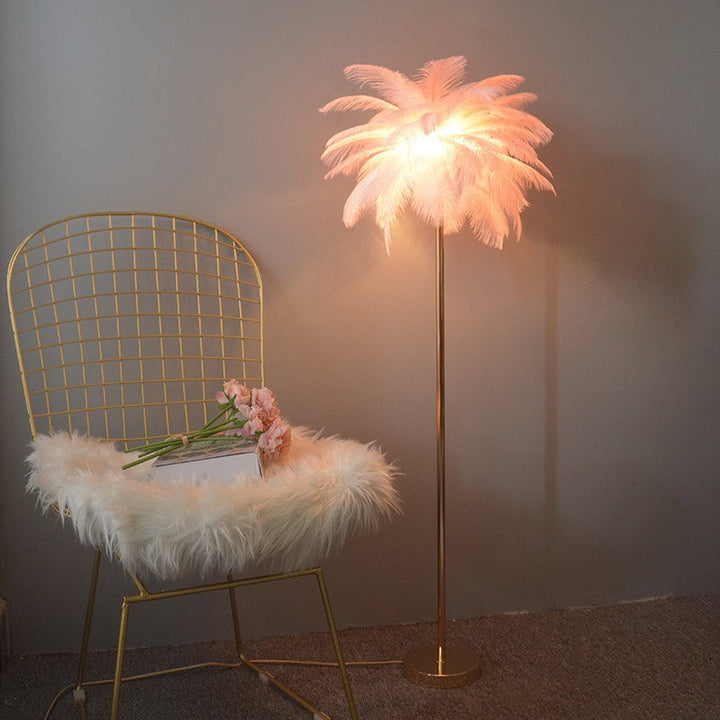 Lampadaire plumeux avec plateau intégré.  Éclairage ambiance chaleureux. Design palmier élégant et fonctionnel.
