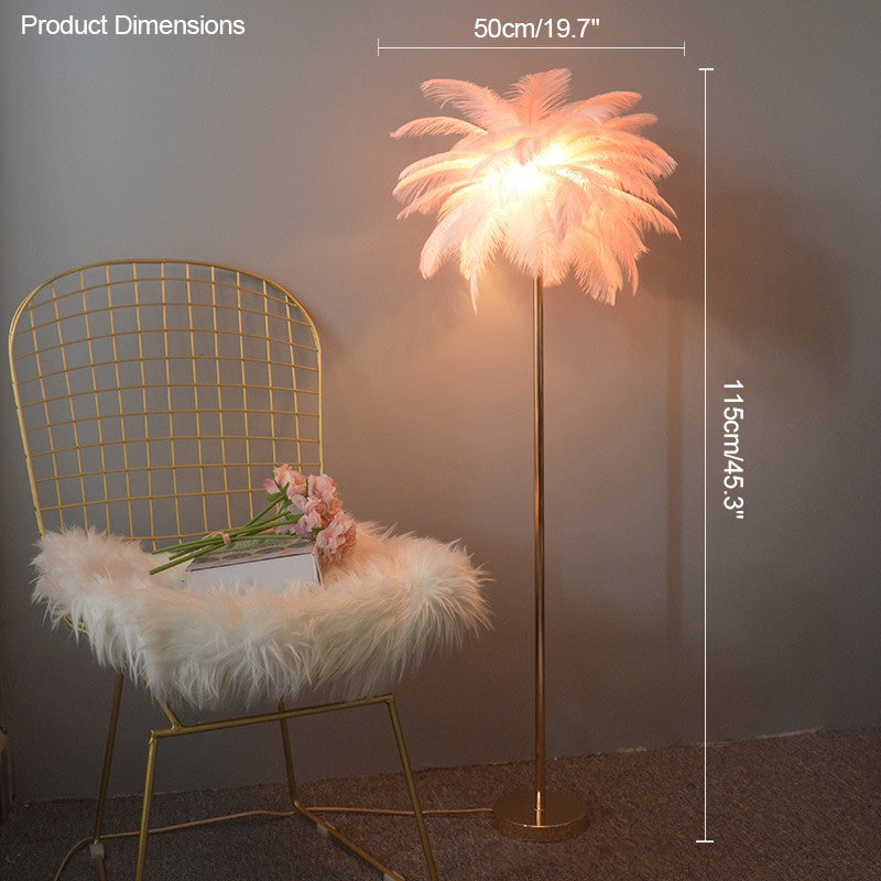 Lampadaire plumeux avec plateau intégré.  Éclairage ambiance chaleureux. Design palmier élégant et fonctionnel.