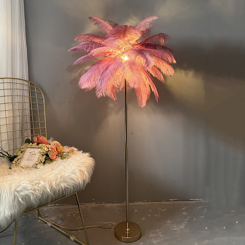 Lampadaire plumeux avec plateau intégré.  Éclairage ambiance chaleureux. Design palmier élégant et fonctionnel.