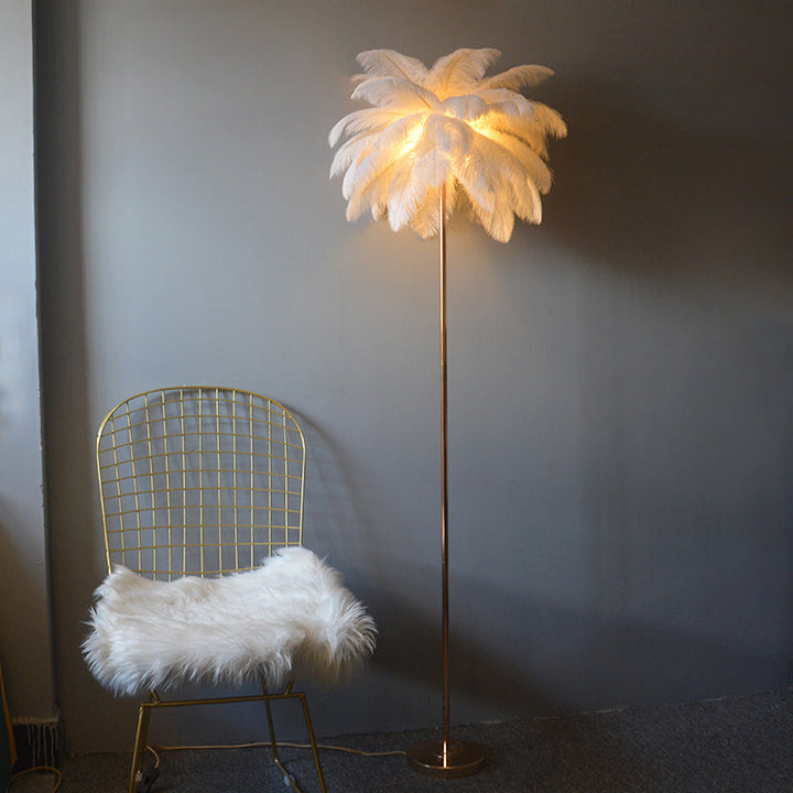 Lampadaire plumeux avec plateau intégré.  Éclairage ambiance chaleureux. Design palmier élégant et fonctionnel.