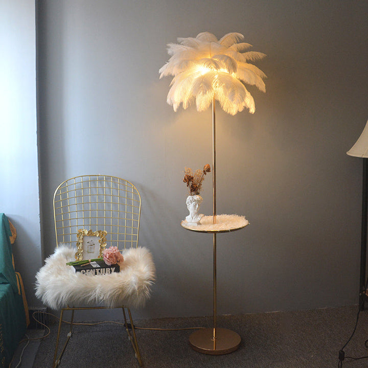 Lampadaire plumeux avec plateau intégré.  Éclairage ambiance chaleureux. Design palmier élégant et fonctionnel.