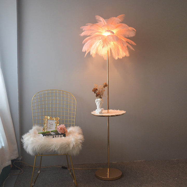 Lampadaire plumeux avec plateau intégré.  Éclairage ambiance chaleureux. Design palmier élégant et fonctionnel.