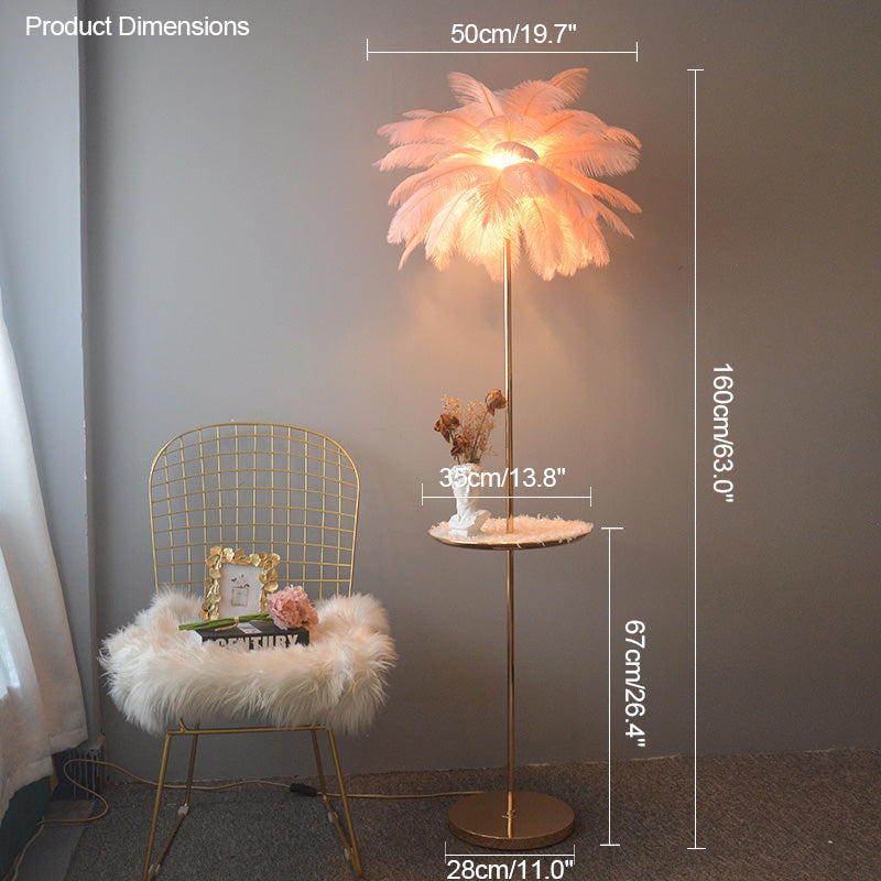 Lampadaire plumeux avec plateau intégré.  Éclairage ambiance chaleureux. Design palmier élégant et fonctionnel.