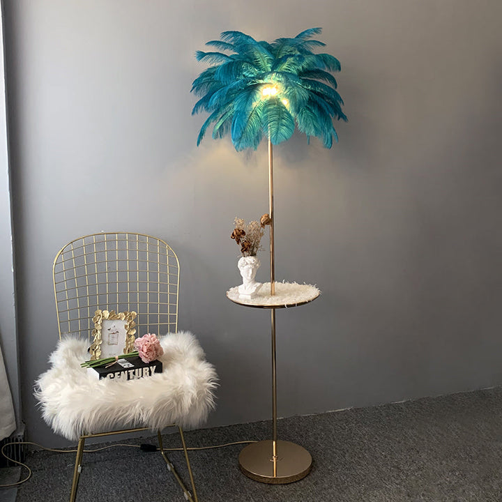 Lampadaire plumeux avec plateau intégré.  Éclairage ambiance chaleureux. Design palmier élégant et fonctionnel.