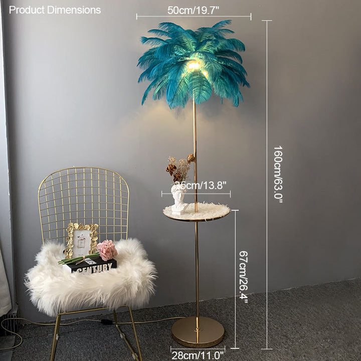Lampadaire plumeux avec plateau intégré.  Éclairage ambiance chaleureux. Design palmier élégant et fonctionnel.