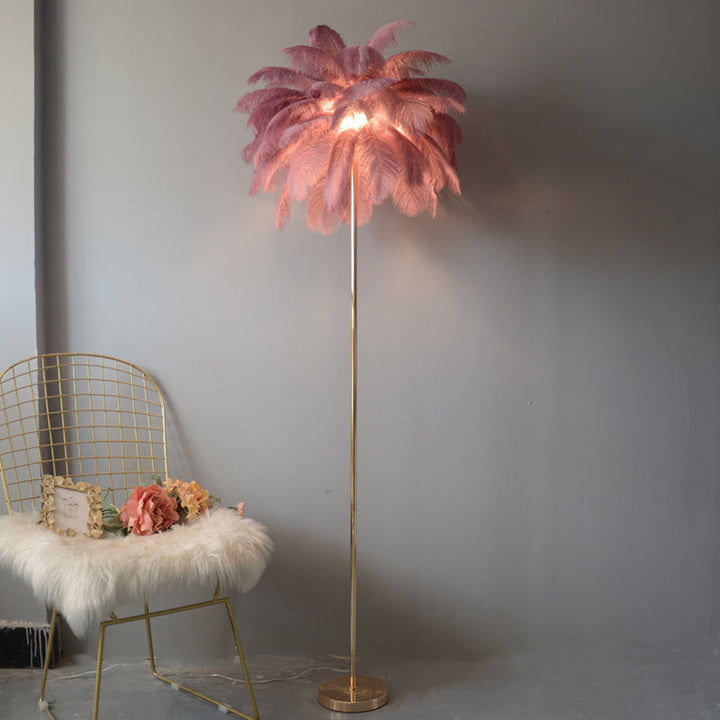 Lampadaire plumeux avec plateau intégré.  Éclairage ambiance chaleureux. Design palmier élégant et fonctionnel.
