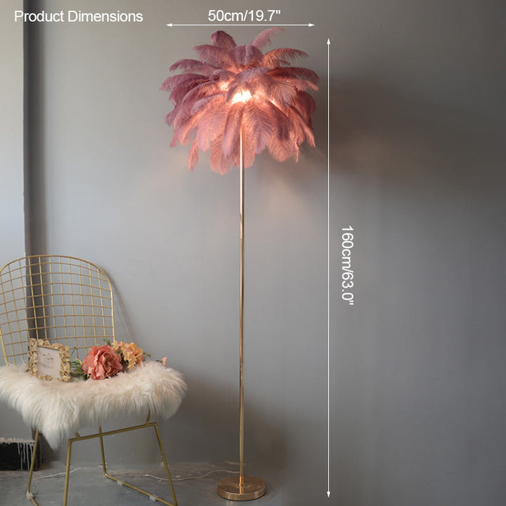Lampadaire plumeux avec plateau intégré.  Éclairage ambiance chaleureux. Design palmier élégant et fonctionnel.