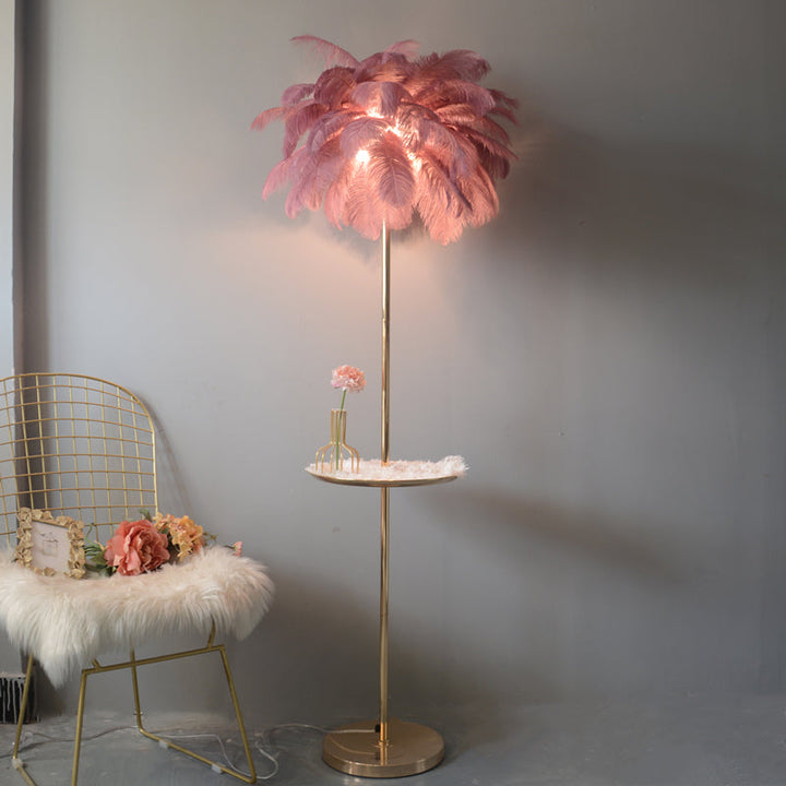 Lampadaire plumeux avec plateau intégré.  Éclairage ambiance chaleureux. Design palmier élégant et fonctionnel.