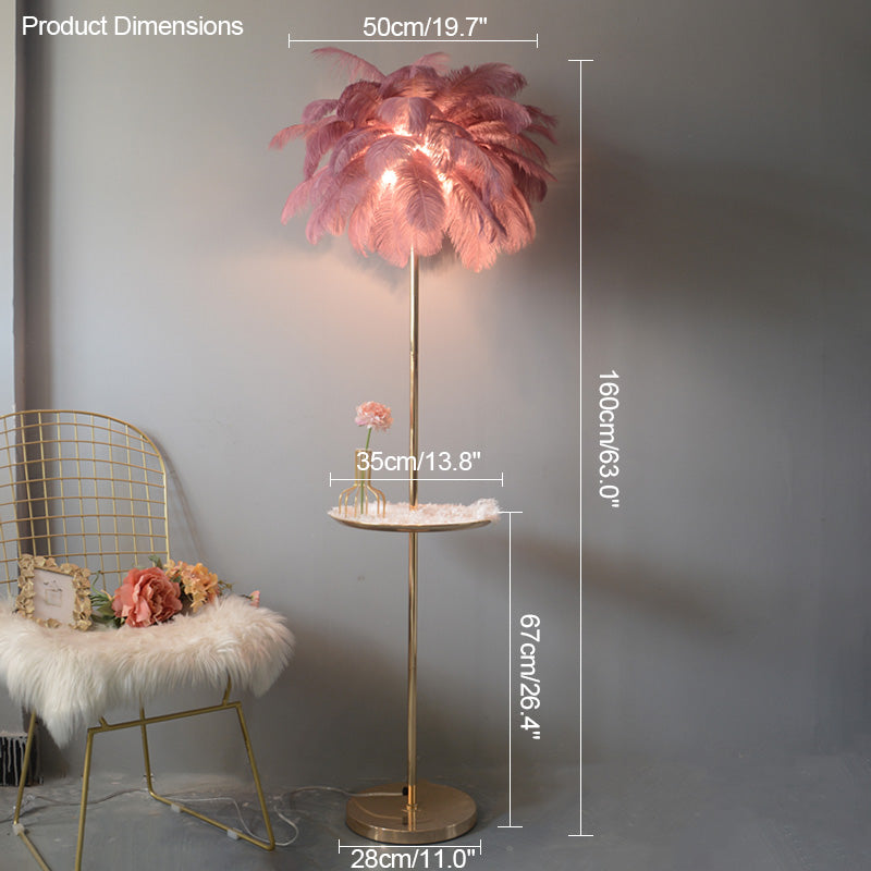 Lampadaire plumeux avec plateau intégré.  Éclairage ambiance chaleureux. Design palmier élégant et fonctionnel.