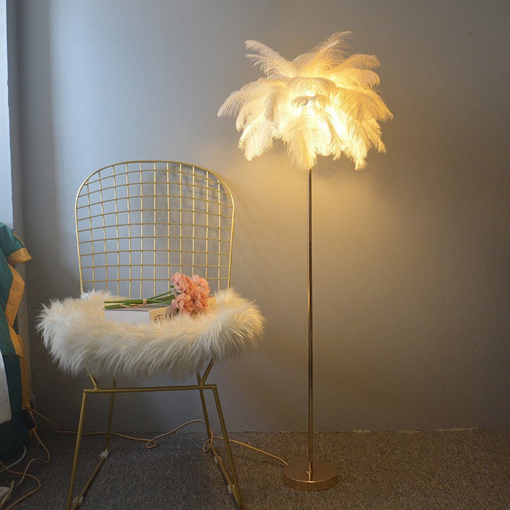 Lampadaire plumeux avec plateau intégré.  Éclairage ambiance chaleureux. Design palmier élégant et fonctionnel.