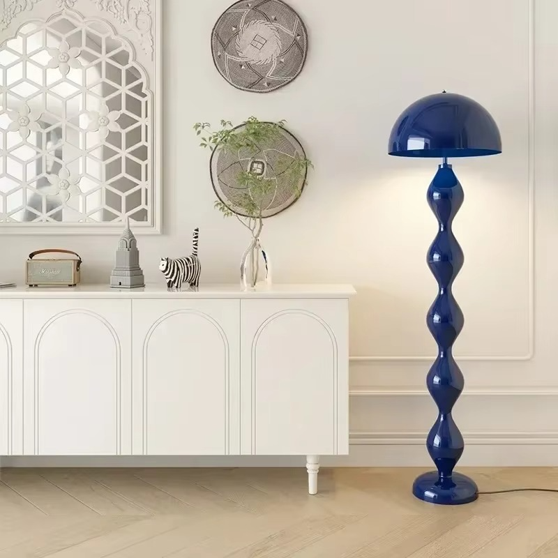 Lampadaire scandinave design minimaliste. Éclairage LED doux. Structure métallique élégante. Idéal salon, chambre.