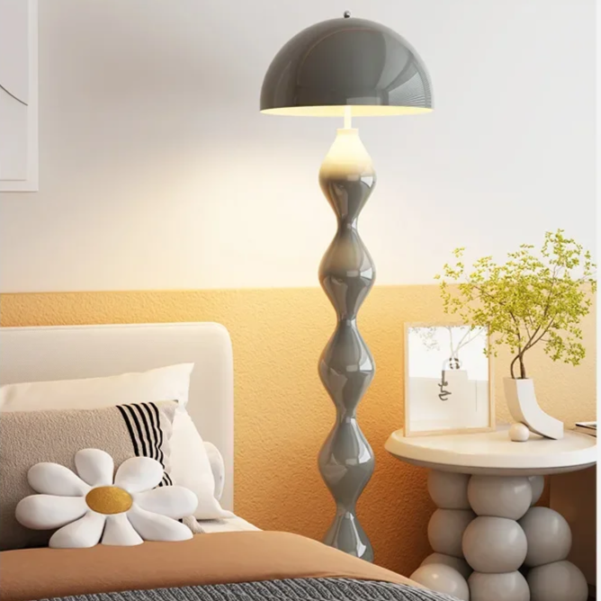 Lampadaire scandinave design minimaliste. Éclairage LED doux. Structure métallique élégante. Idéal salon, chambre.